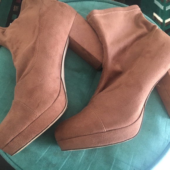 Sock Style Block Heals - Picture 2 of 2